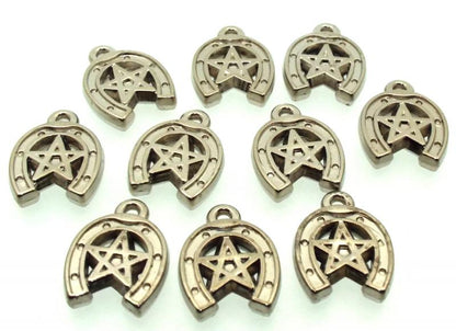 10x Plastic Lucky Horseshoe Charms