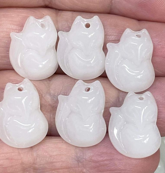 6x White 18mm Glass Fox Beads