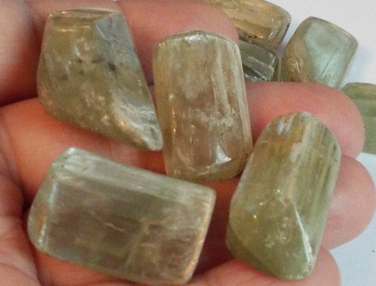 1 x Medium Hiddenite Tumblestone