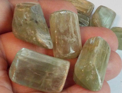 1 x Medium Hiddenite Tumblestone